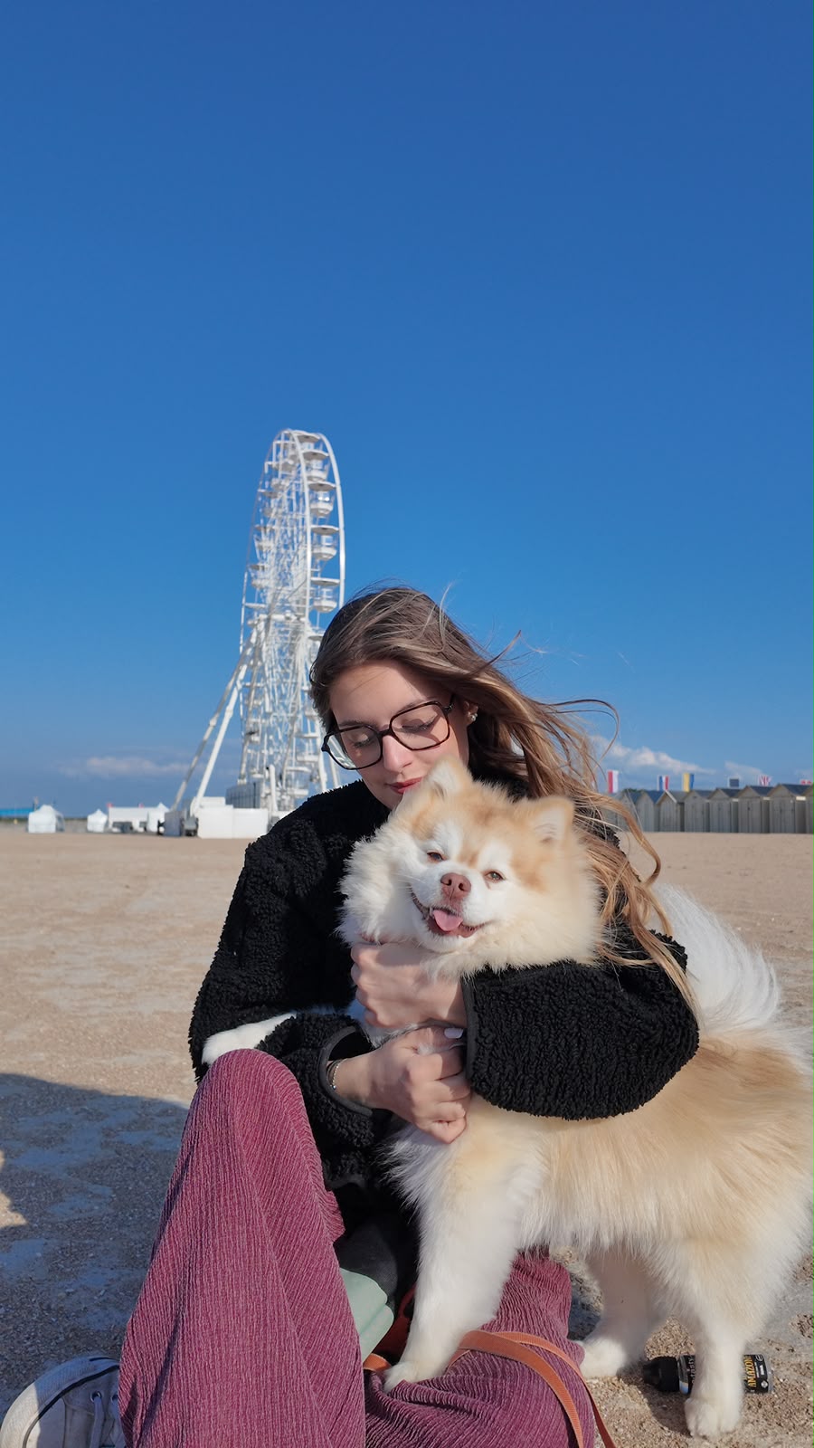 Solène avec son chien sur la plage